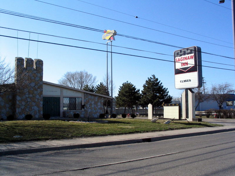 Super 7 Inn & Suites Saginaw (Saginaw Inn, Knights Inn) - April 2005 (newer photo)